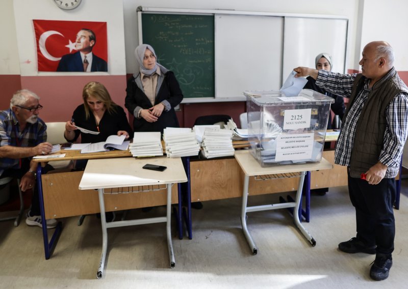 Udarac za Erdogana: Oporba vodi na lokalnim izborima u Istanbulu i Ankari
