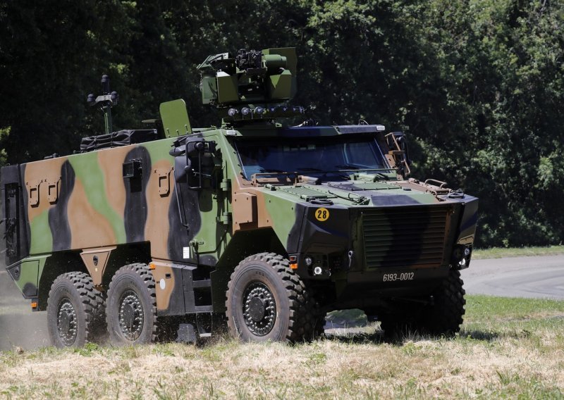 Francuska šalje novi paket oružja Ukrajini: Stižu stotine oklopnih vozila i projektili