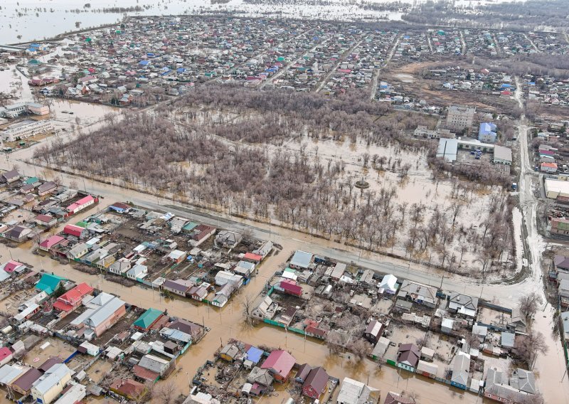Evakuirano 4000 ljudi nakon pucanja brane na Uralu