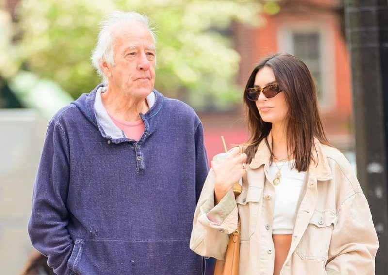 Emily Ratajkowski viđena u šetnji s ocem: Znate li da je on poznati umjetnik?