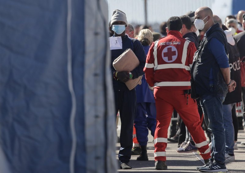 Brzi trajekt udario u pristanište u Napulju, velik je broj ozlijeđenih
