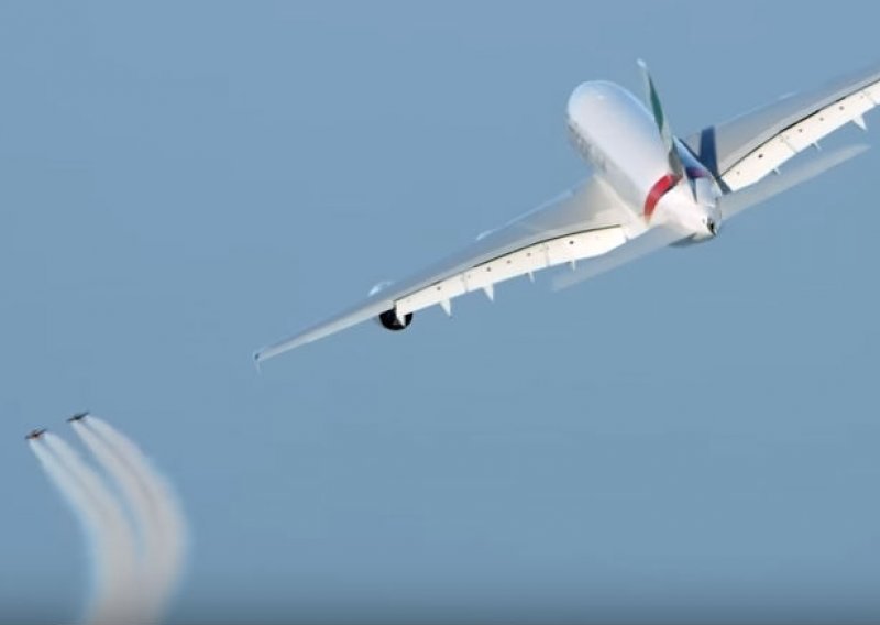Pogledajte dva smiona luđaka kako lete uz Airbus A380