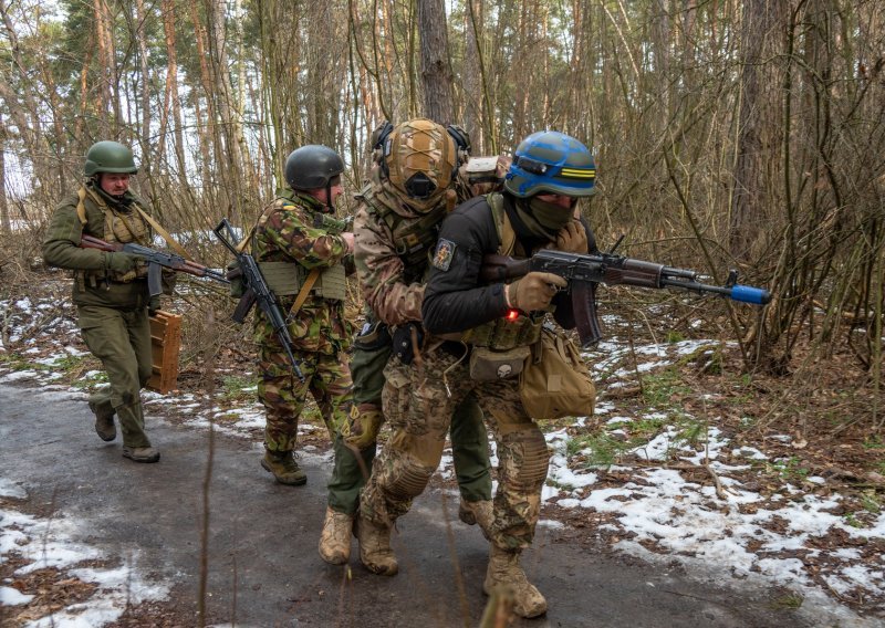 Ukrajina vapi za vojno sposobnim muškarcima na fronti, Poljska bi Ukrajince mogla mobilizirati