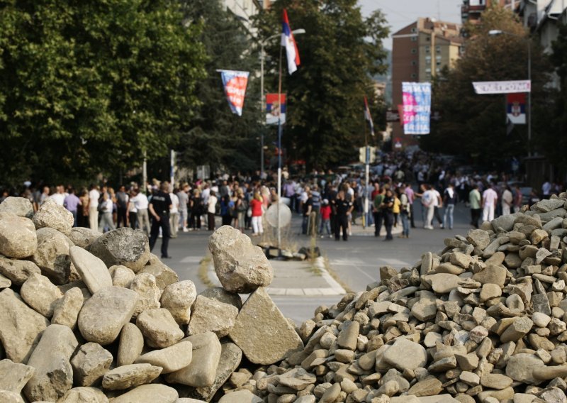 Srbi prezidali cestu tri metra visokim zidom