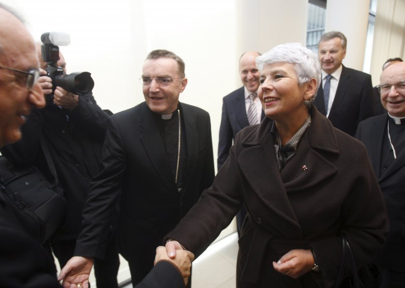 Kosor uoči izbora s biskupima dogovorila povrat imovine Crkvi