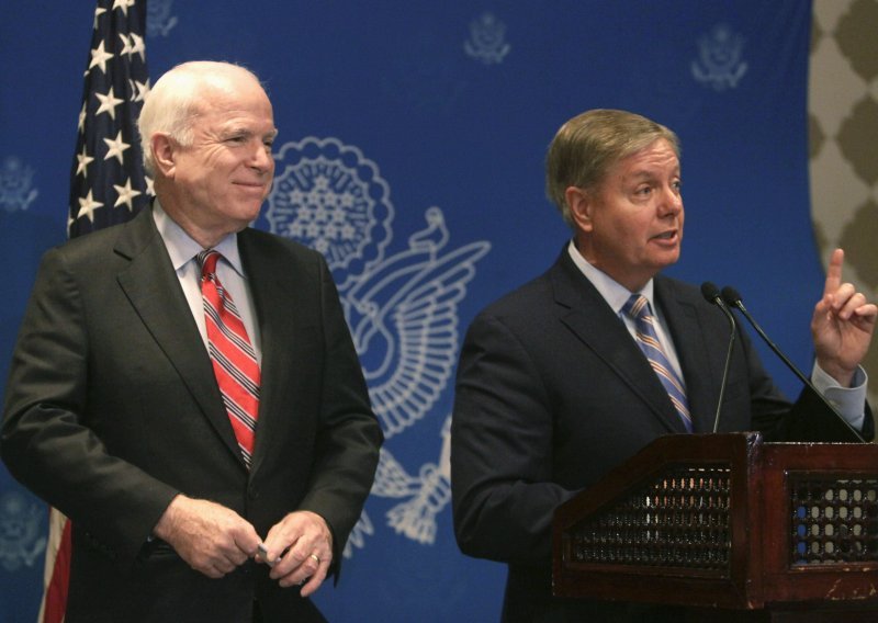Senatori McCain i Graham u Egiptu zatražili oslobađanje Mursija