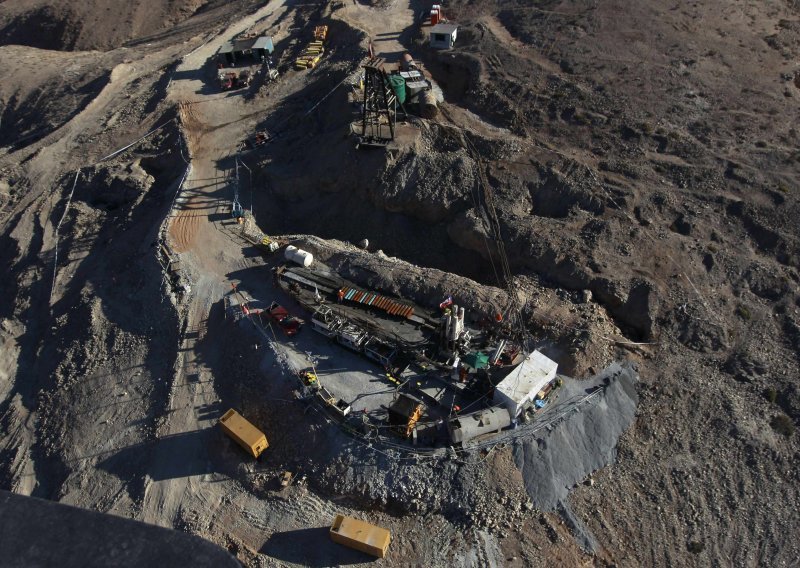 U klizanju terena u rudniku žada najmanje 90 mrtvih