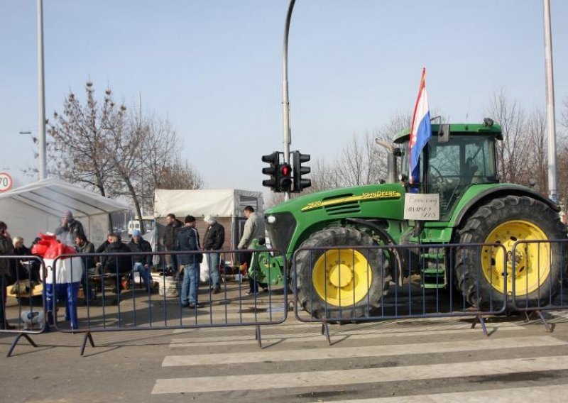 Protesting milk farmers still blocking some roads