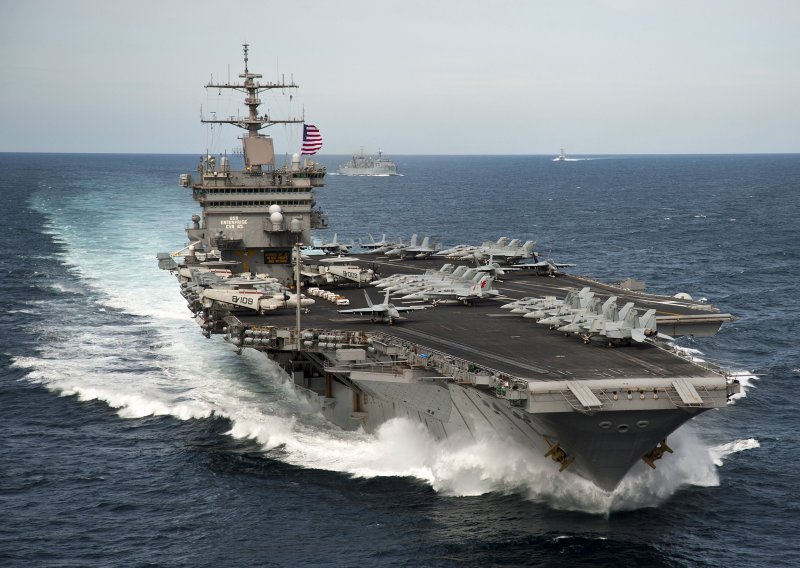 Nosač zrakoplova USS Enterprise ispraćen u mirovinu