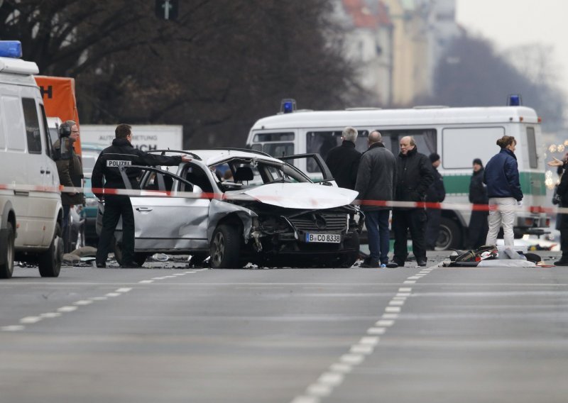 Bomba raznijela auto u Berlinu, vozač poginuo