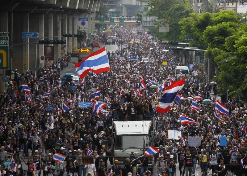 Prosvjednici zauzimaju tajlandska ministarstava