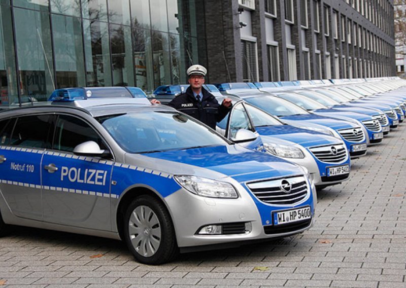 Njemački policajci ne stanu u nove Opel Insignije