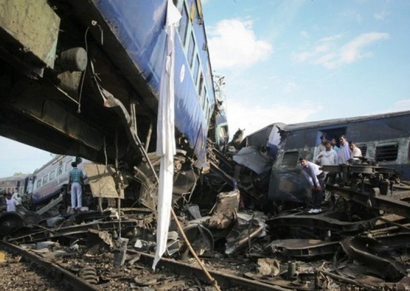 Devet osoba poginulo u udaru vlaka u minibus