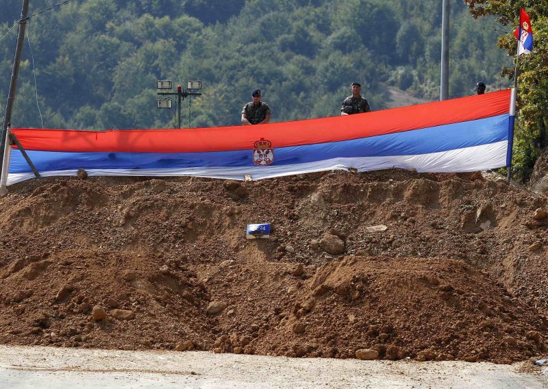 Srbi šljunkom i kamenjem blokiraju Kosovo