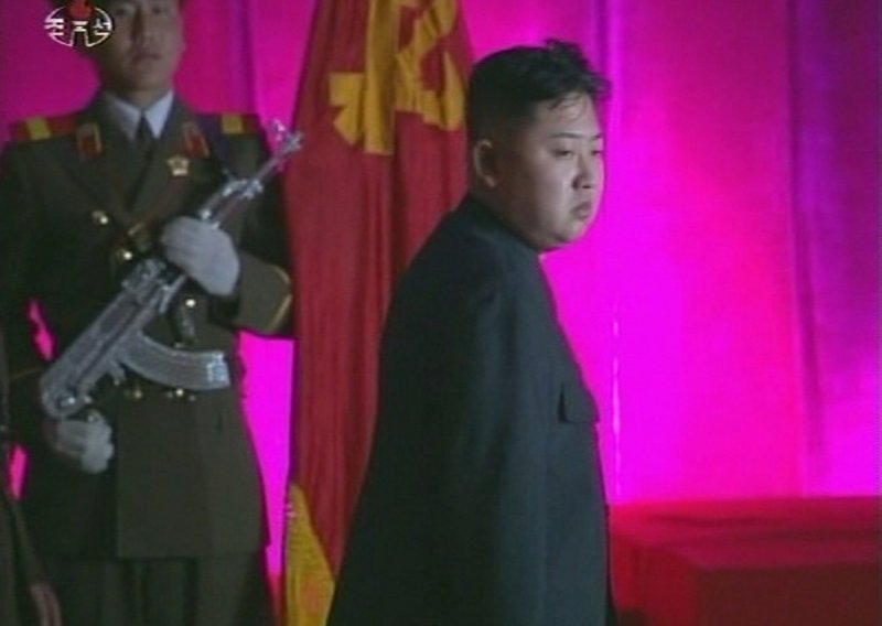 'Okupite se oko poštovanog druga Kim Jong-Una'