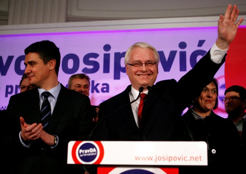 Josipović uvjerljivo pobjeđuje u drugom krugu
