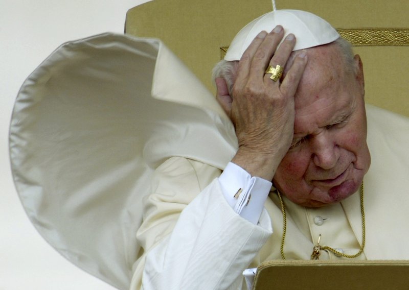 Sud naredio uklanjanje kipa pape Ivana Pavla II