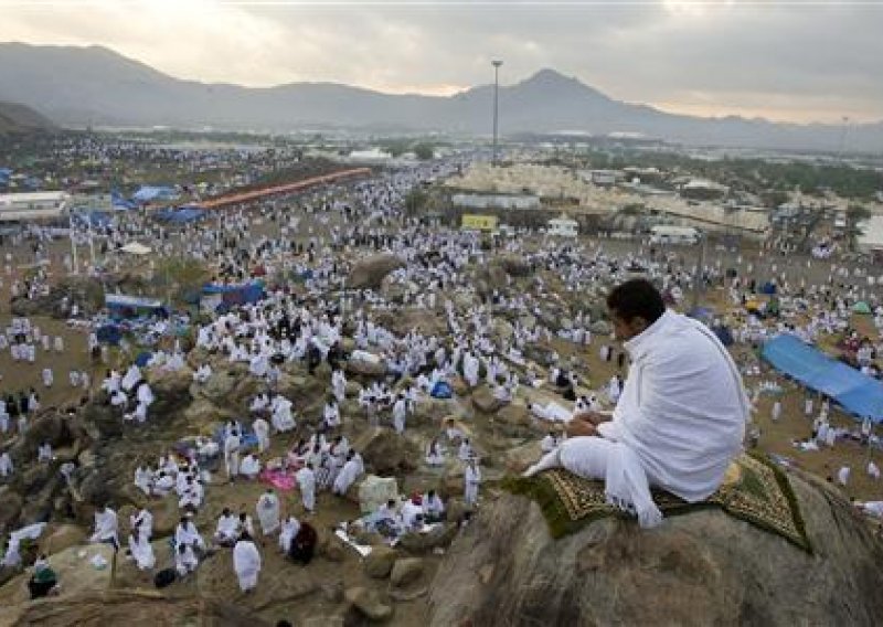 Dva milijuna muslimana na gori Arafatu