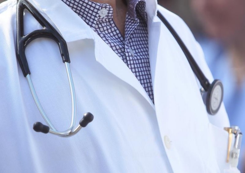 Liječnici ne žele da prava liječnika dogovoraju sindikati spremačica i medicinskih sestara