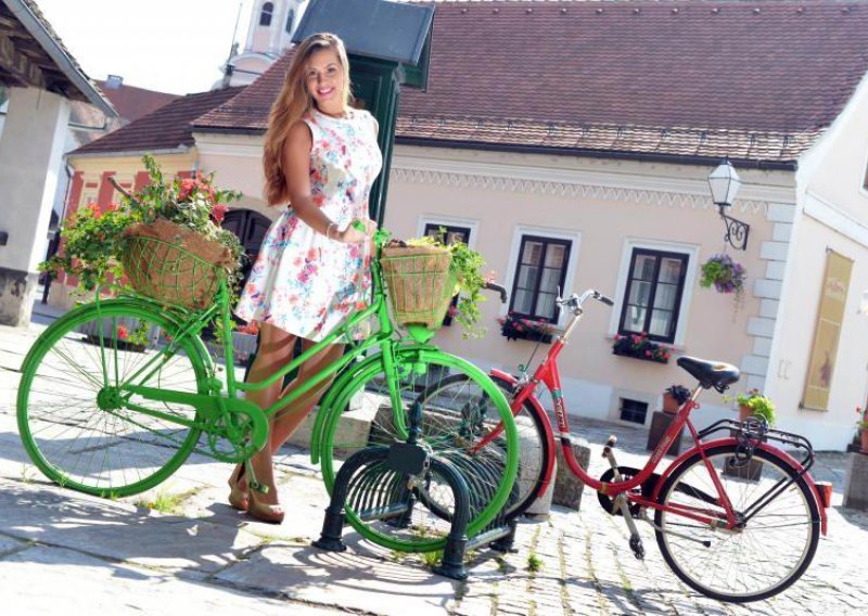 Predivna Dora na najkul biciklu u gradu