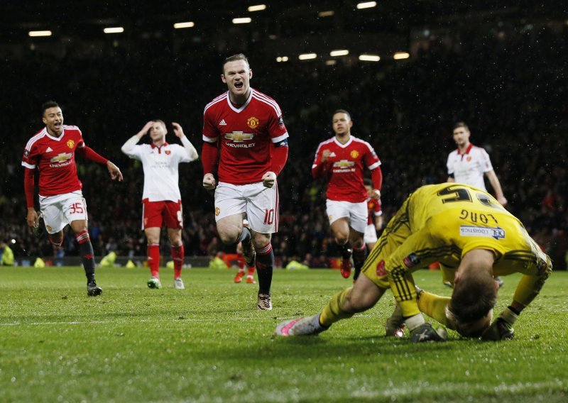 Rooney ih izbacio, a navijači Uniteda odali počast