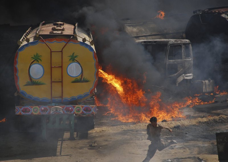 Militanti zapalili dvije naftne cisterne u Pakistanu
