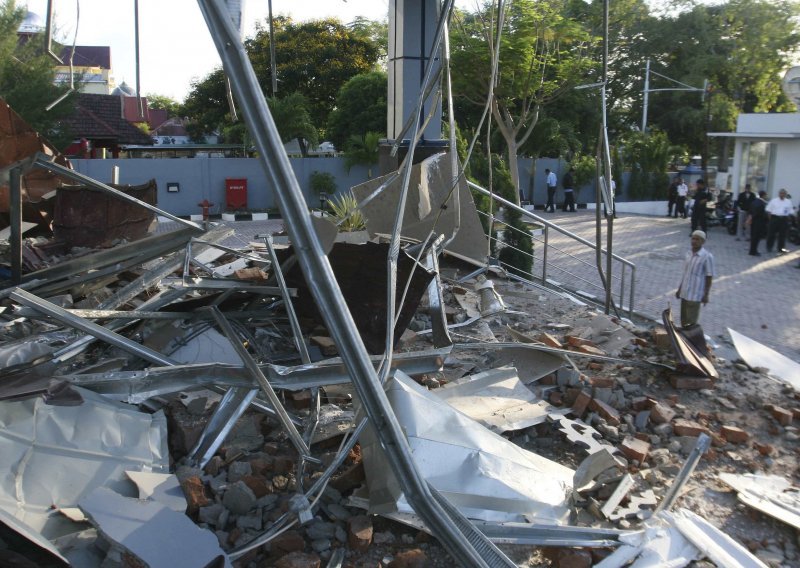 Pet mrtvih u potresu u Indoneziji