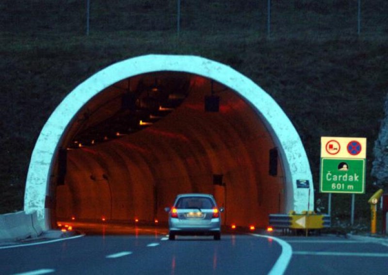 Zbog nesreće na A6 kod tunela Čardak vozi se otežano