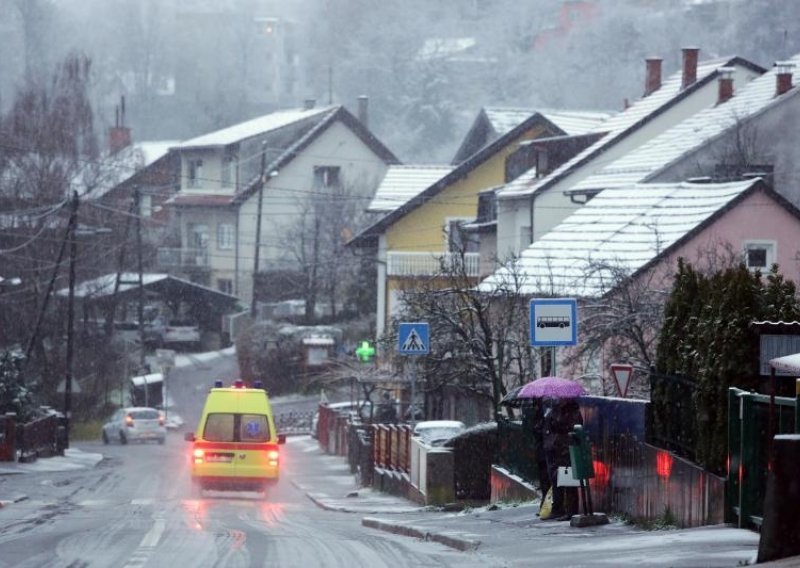Snijeg zabijelio i Zagreb, kaos u prometu