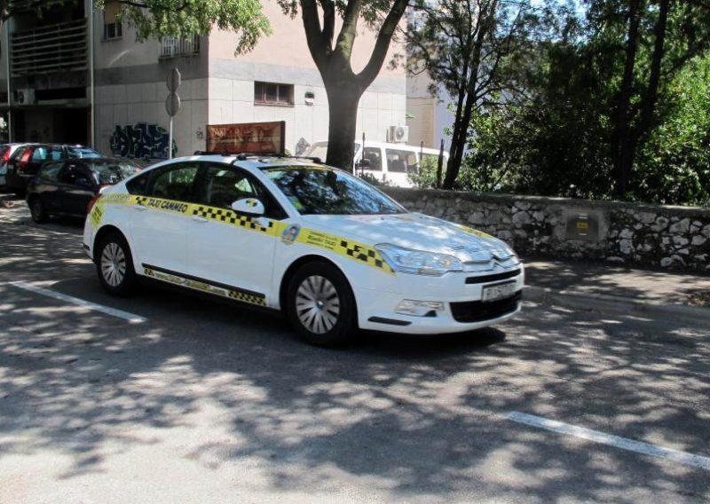 Nakon derbija palicama oštetili vozilo Taxi Cammea