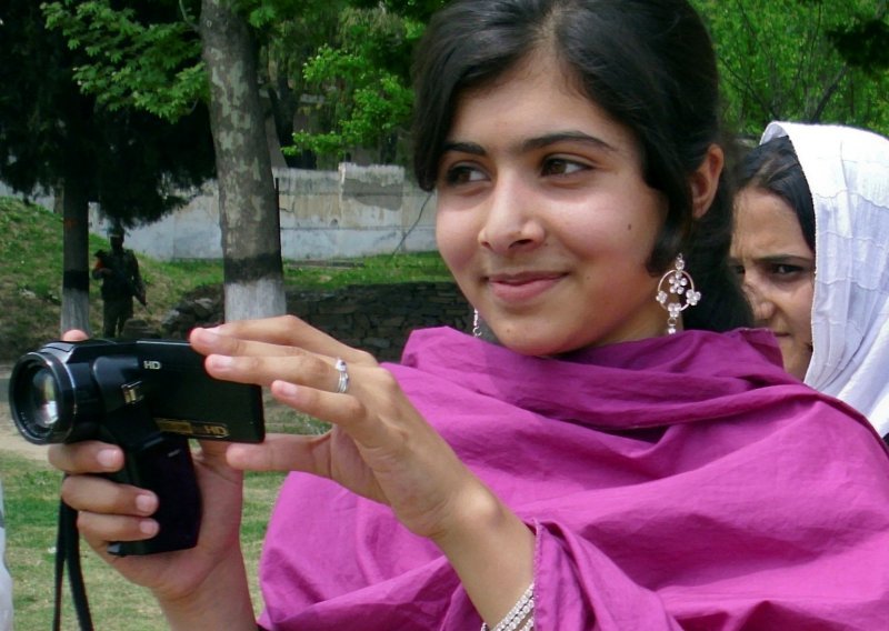 Malala se diže i komunicira pisanim putem