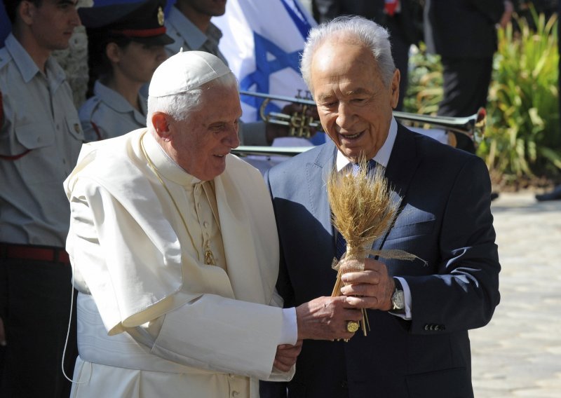 Papa se poklonio židovskim žrtvama