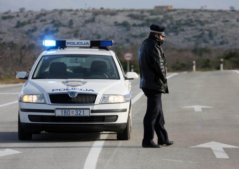 Terencem pokušao izgurati policijsko vozilo s autoceste kod Sibinja