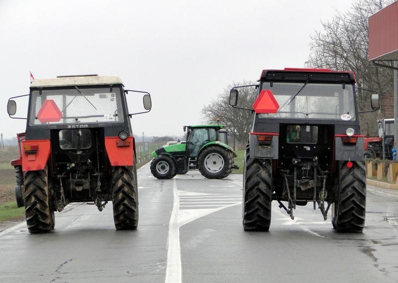 Seljaci traktorima blokirali promet