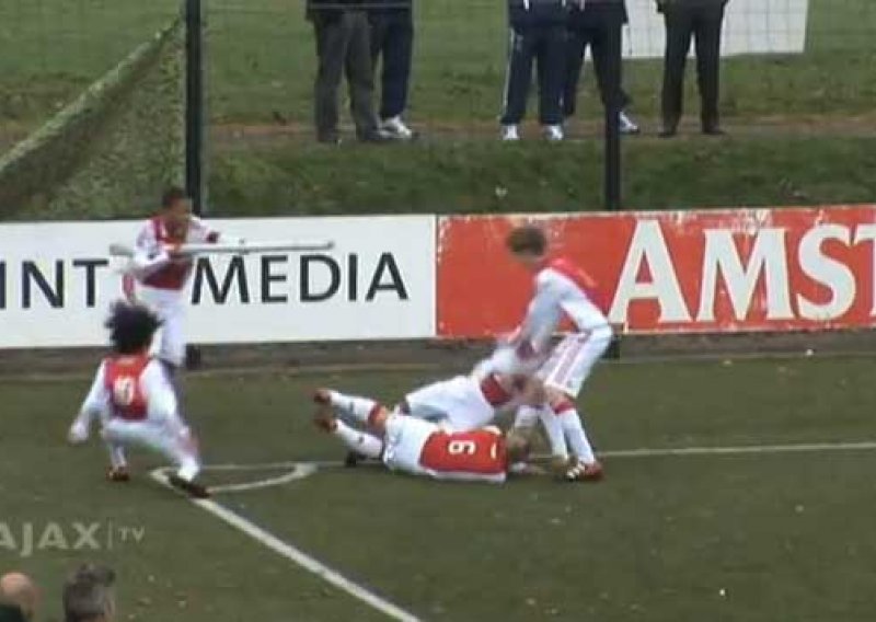 Ajaxov klinac 'mitraljirao' suigrače nakon gola