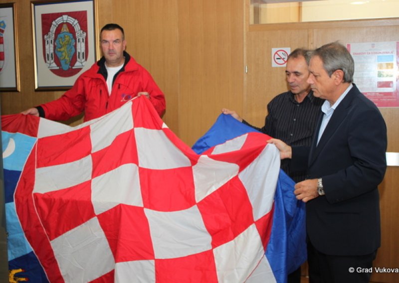 U Koloni sjećanja i 50-metarska hrvatska zastava