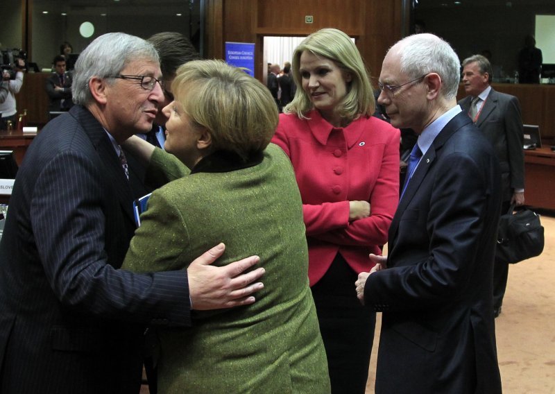 Ako ne podrži Junckera, Merkel 'puca u srce Europe'