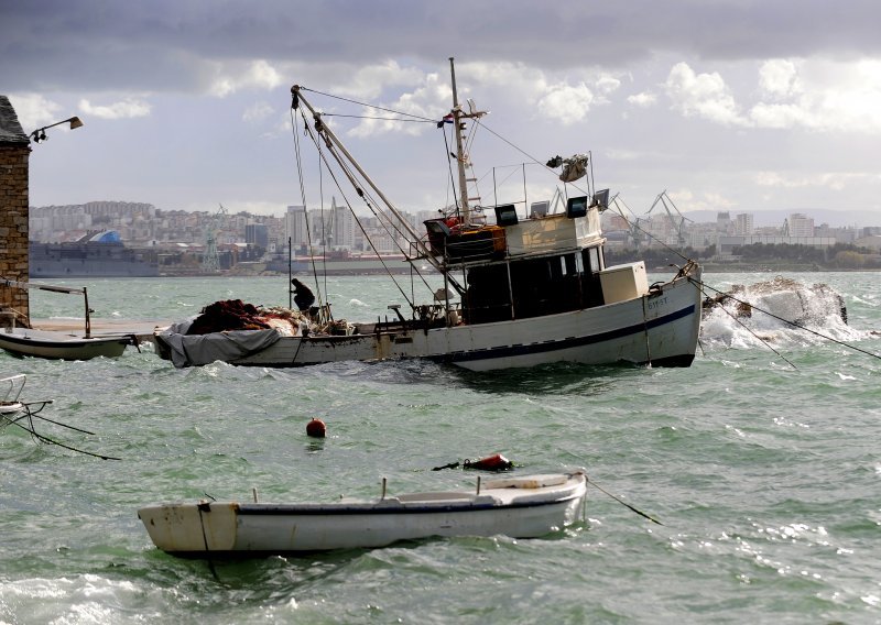Talijanska ribarica nezakonito ušla u hrvatsko more