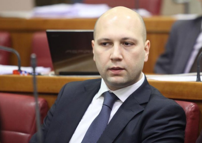 'Ministar Zmajlović odlučio je biti poslušnik'
