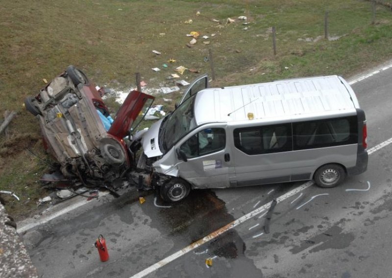 Čak 15 ozlijeđenih u sudaru minibusa i auta