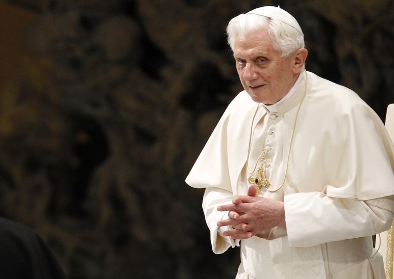 Benedikt će ostati počasni papa