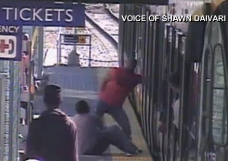 Pogledajte kako je kečer 'ugušio' i istukao divljaka u metrou!