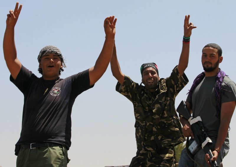 Libijski pobunjenici bore se za rafinerije
