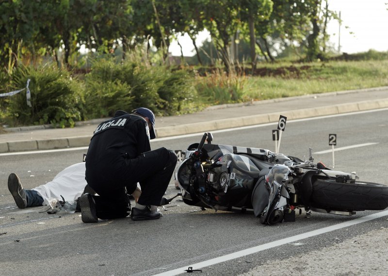 Motociklist poginuo u sudaru s automobilom