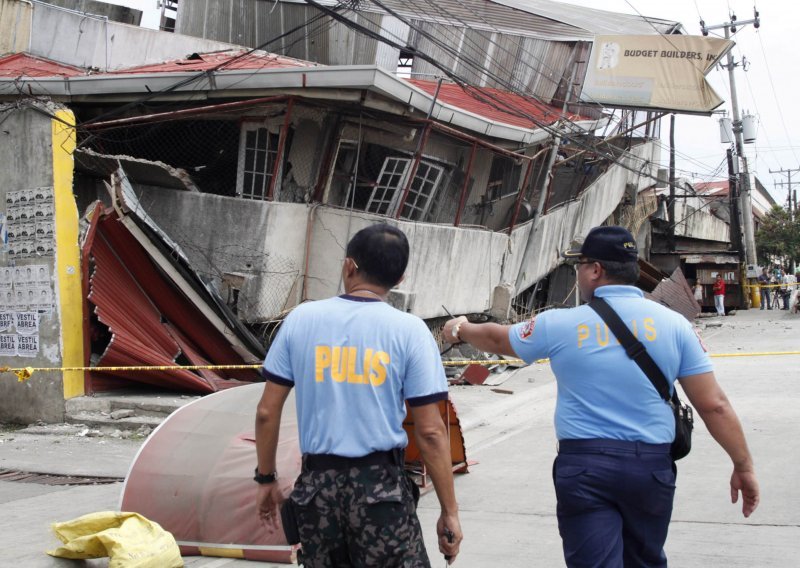 Snažan potres pogodio Filipine, 20 mrtvih