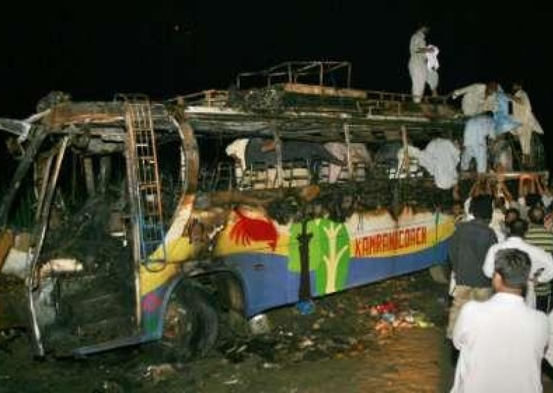 18 mrtvih u padu autobusa u provaliju