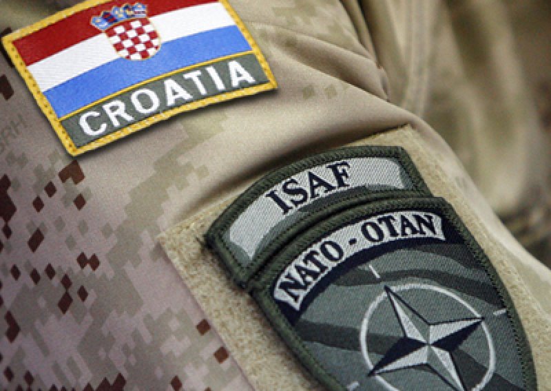 Podignuta hrvatska zastava ispred NATO-a