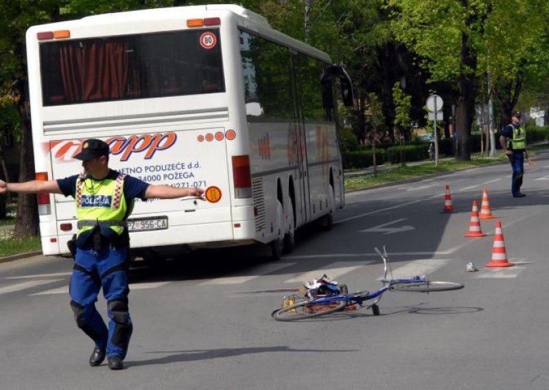 Poginula biciklistica - autobus vozio prebrzo, bicikl neosvijetljen