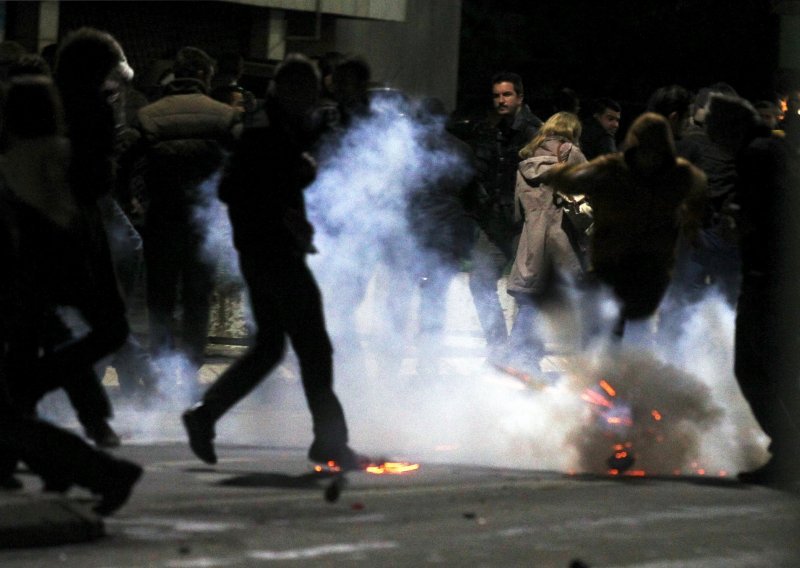 Veliki neredi u Prištini: kamenjem na policiju, suzavcem na prosvjednike