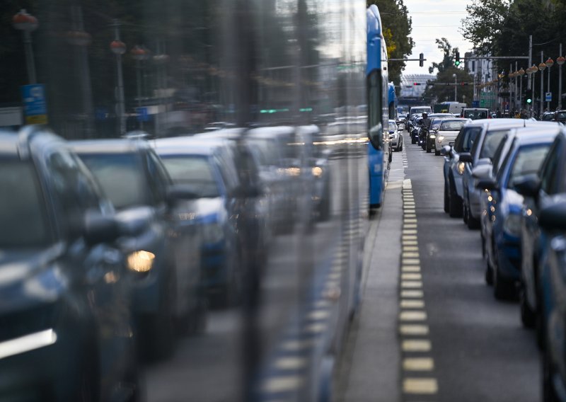 Cisterna zaglavila ispod podvožnjaka kod Autobusnog kolodvora u Zagrebu